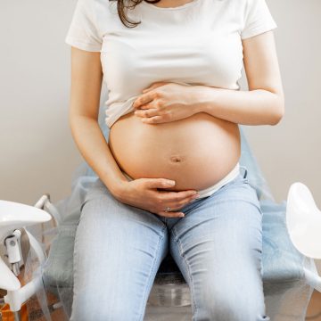 pregnant-woman-on-a-gynecological-chair-WE3B4EJ
